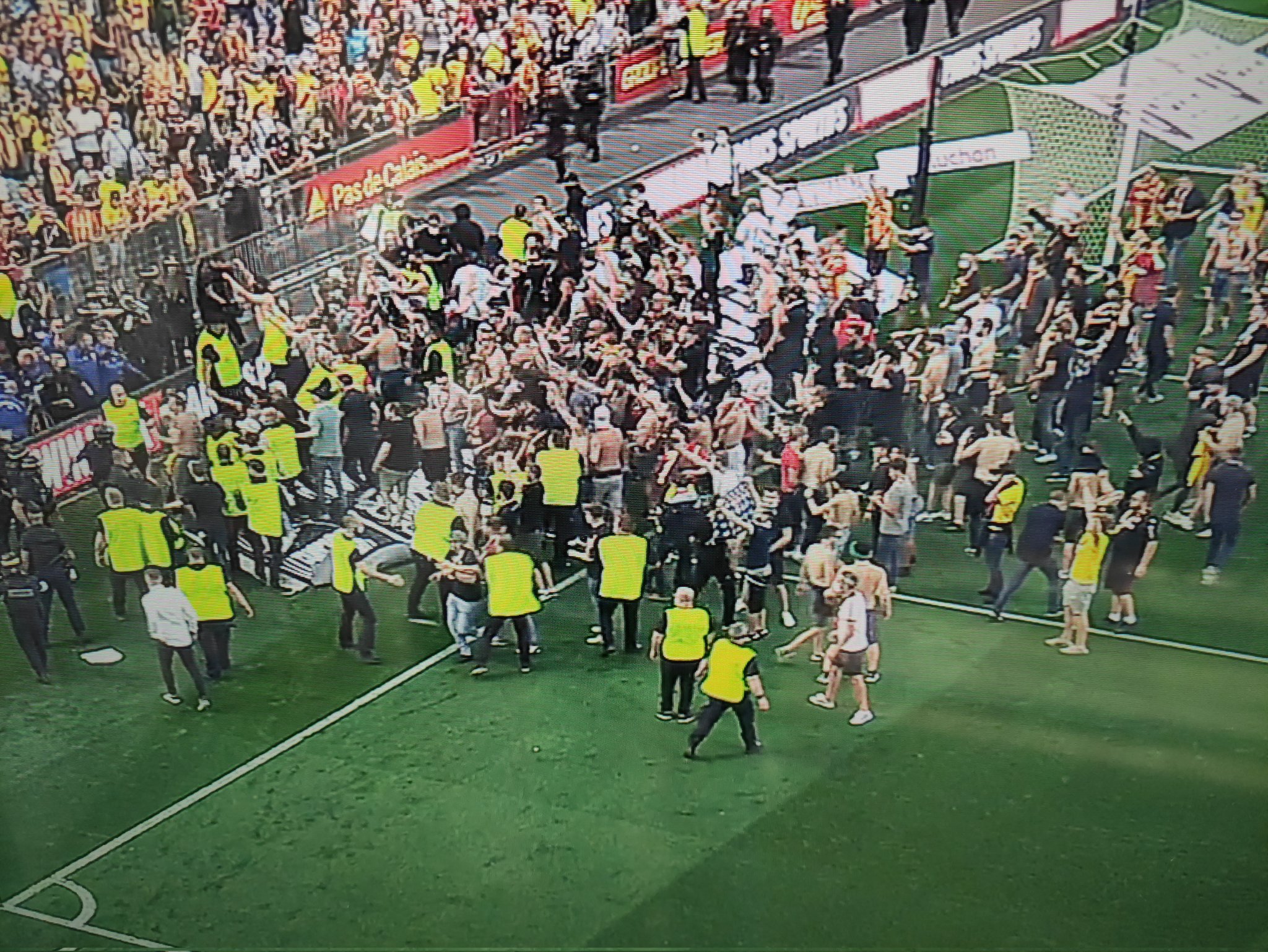 Starcie kibiców podczas meczu Ligue 1. Zamieszki na trybunach i na boisku. "Głupota" [WIDEO]