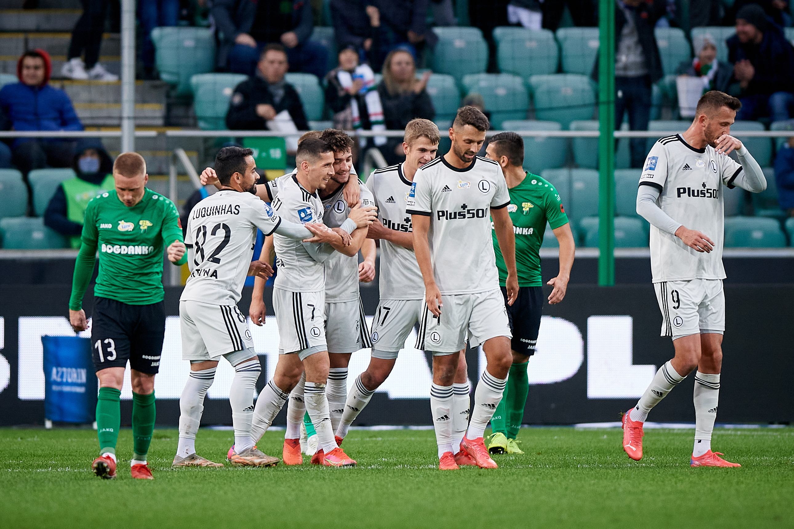 Legia Warszawa wróciła na zwycięskie tory. Mistrzowie Polski wygrali i uciekli ze strefy spadkowej [WIDEO]