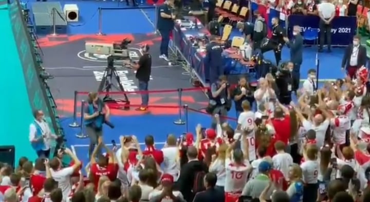 Kibice podziękowali Vitalowi Heynenowi. Piękne obrazki po zwycięstwie polskich siatkarzy [WIDEO]