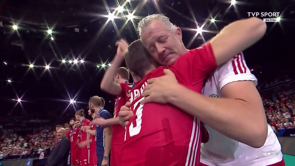 Wzruszająca chwila na zakończenie mistrzostw Europy. Michał Kubiak wręczył medale polskim siatkarzom 