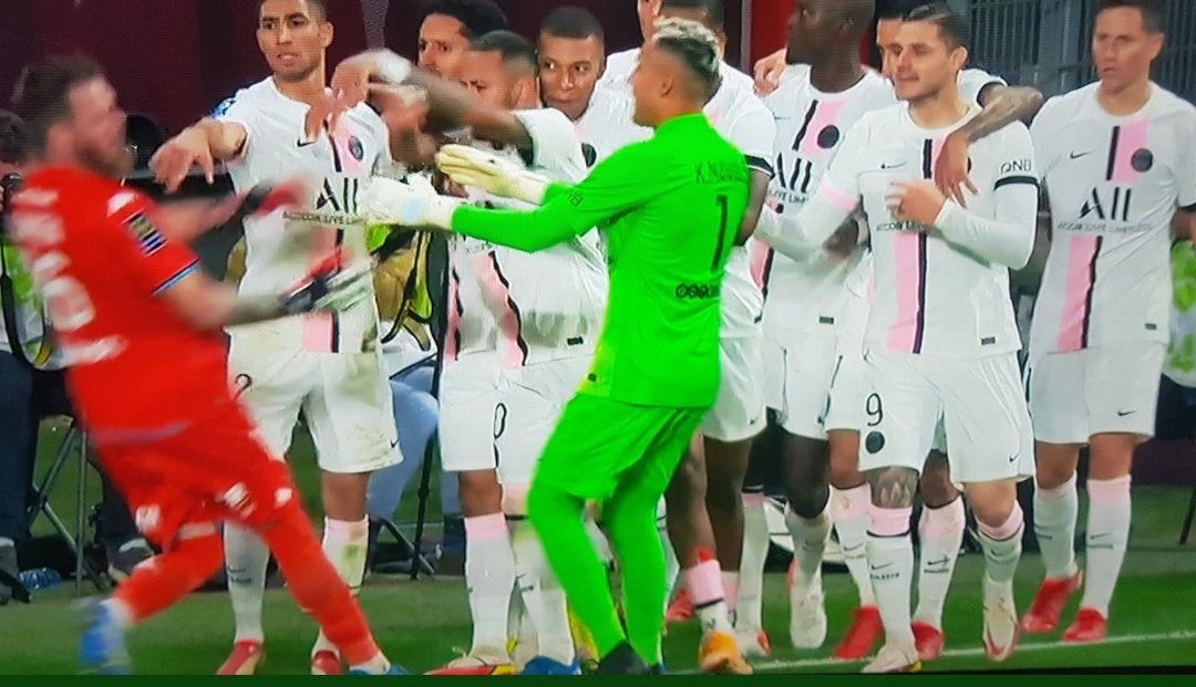 Tak Kylian Mbappe sprowokował rywala. Wściekły bramkarz zaczął go gonić [WIDEO]