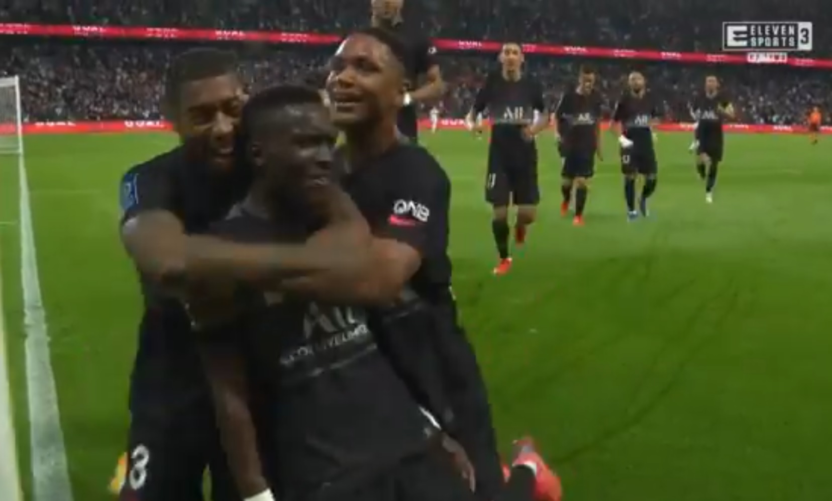 Idrissa Gueye wyręczył gwiazdy PSG. Piękne trafienie pomocnika i kolejne zwycięstwo paryżan [WIDEO]