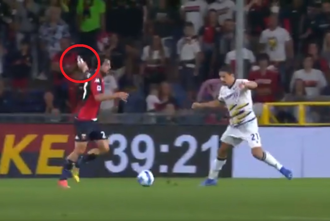 Kuriozum w Serie A. Napastnik Genoi strzelił gola z butelką w ręce [WIDEO]