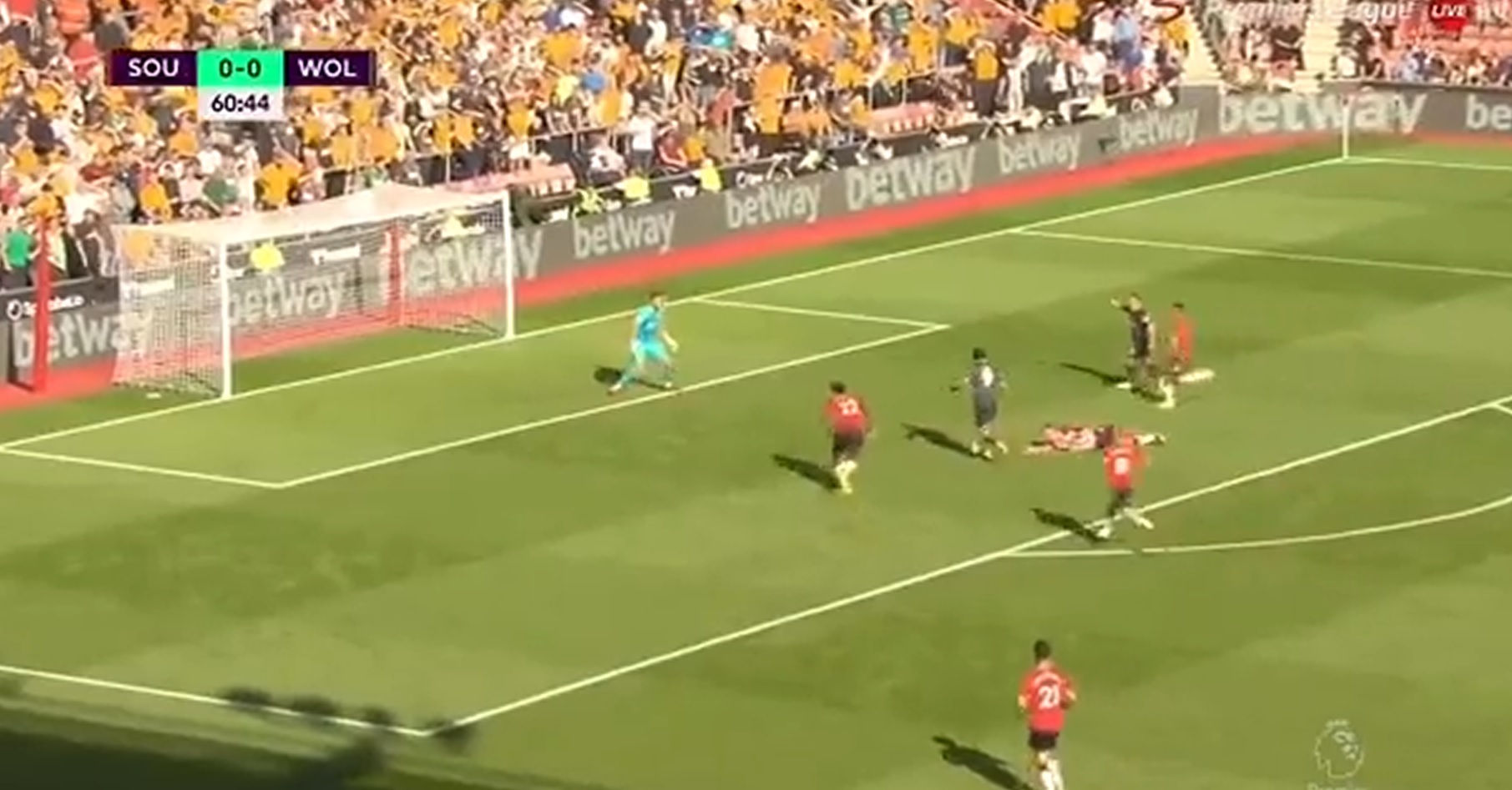 Jan Bednarek zdemolowany przez Raula Jimeneza. Gol Meksykanina pogrążył Polaka i jego Southampton [WIDEO]