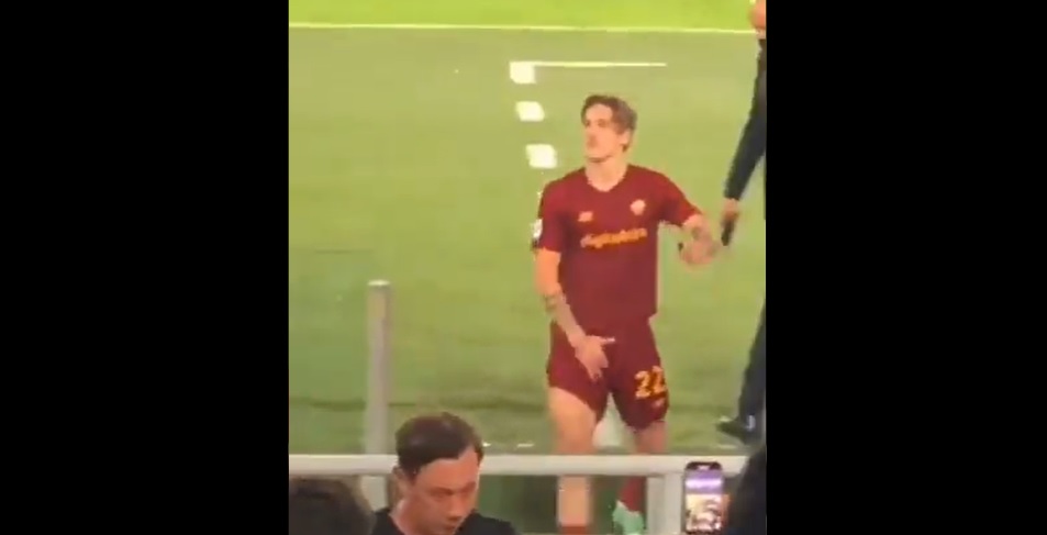 Obsceniczne zachowanie Nicolo Zaniolo. Piłkarz Romy z wymownym gestem w stronę fanów Lazio [WIDEO]