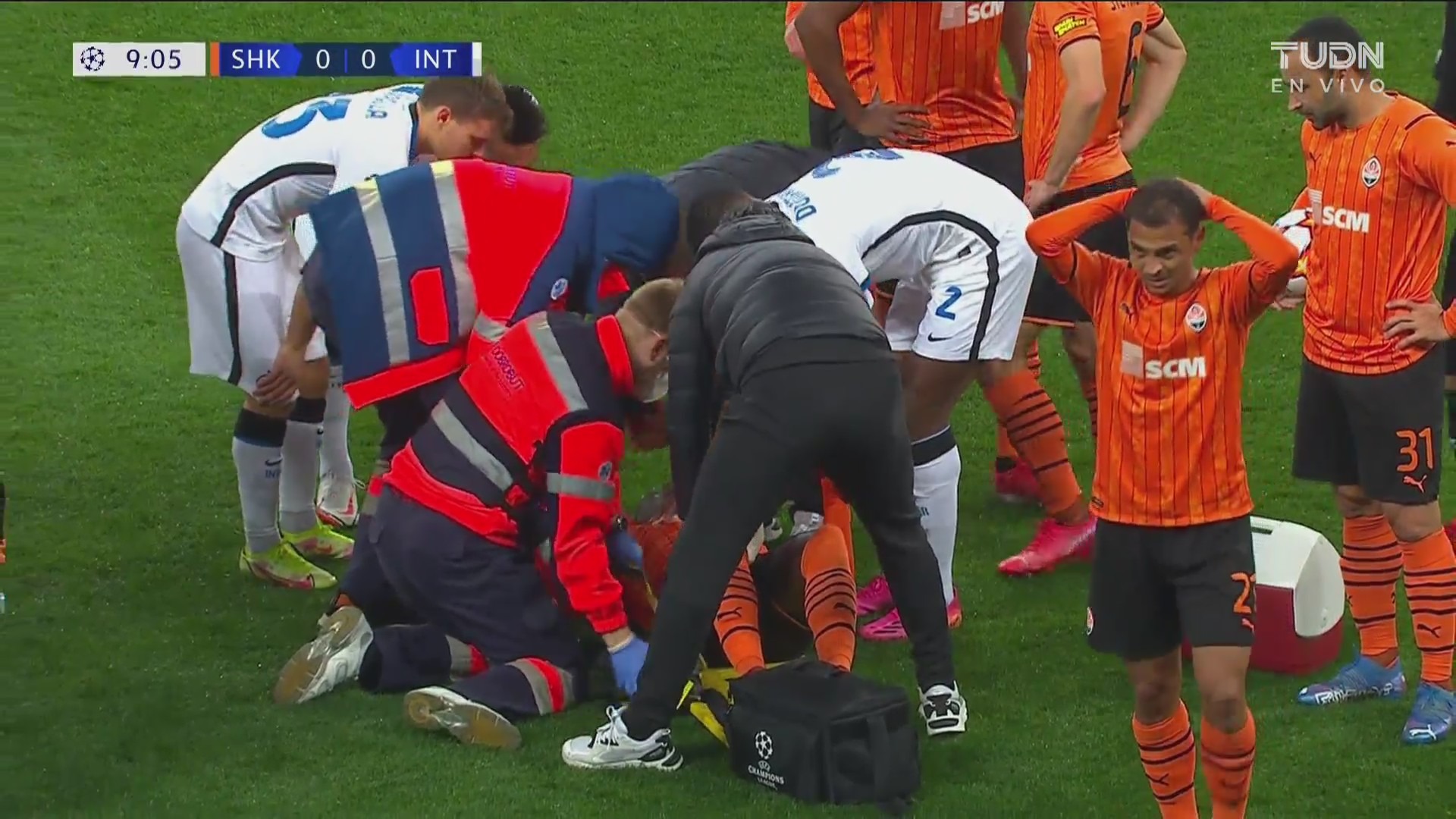 Męczarnie Interu Mediolan z Szachtarem, fatalna kontuzja 20-latka. Ajax z pewnym zwycięstwem [WIDEO]