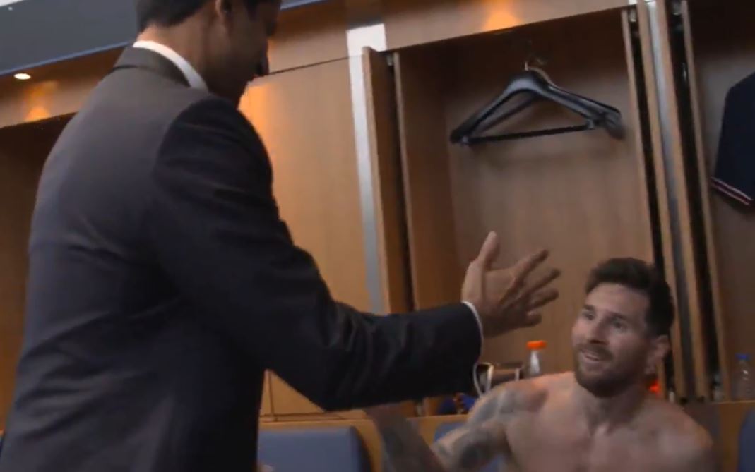 Nasser Al-Khelaifi wparował do szatni PSG po wygranej z City. Zwrócił się do Leo Messiego [WIDEO]