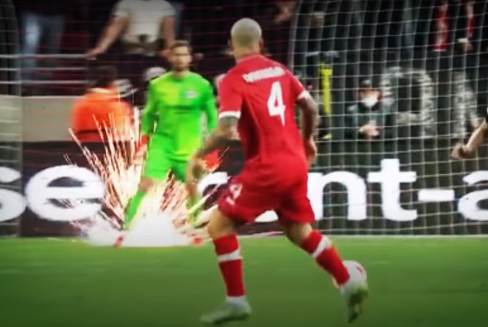 Petarda wybuchła pod nogami bramkarza Eintrachtu Frankfurt. Bezmyślni kibice mogli spowodować tragedię [WIDEO]