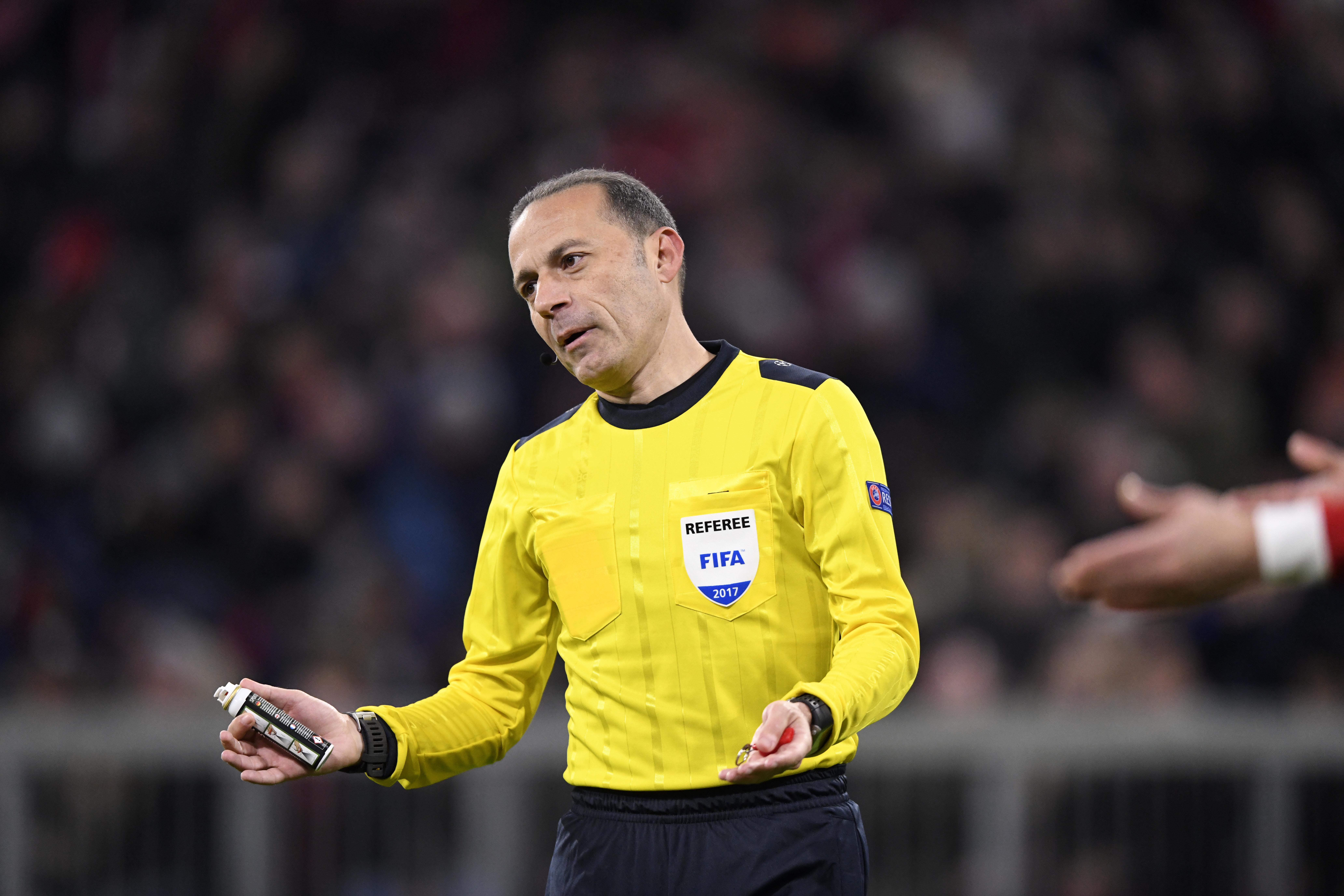 Cuneyt Cakir zawieszony przez UEFA. Popełnił rażący błąd w meczu Ligi Mistrzów