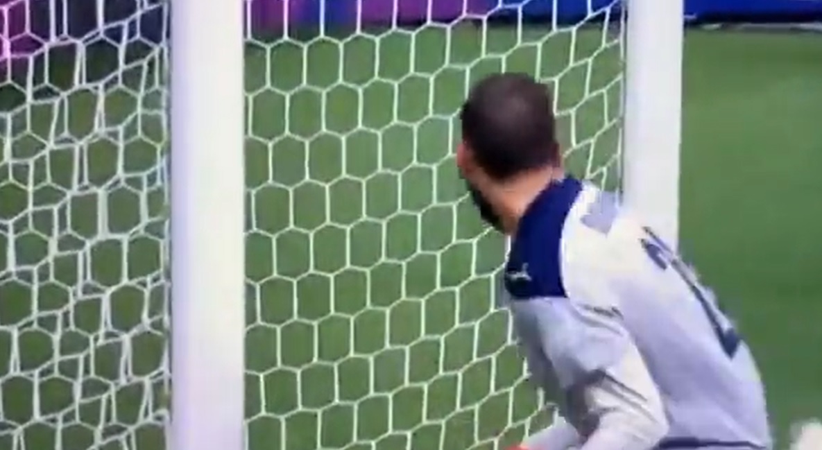 Koszmarna interwencja Gianluigiego Donnarummy. Włoski golkiper miał mnóstwo szczęścia [WIDEO]
