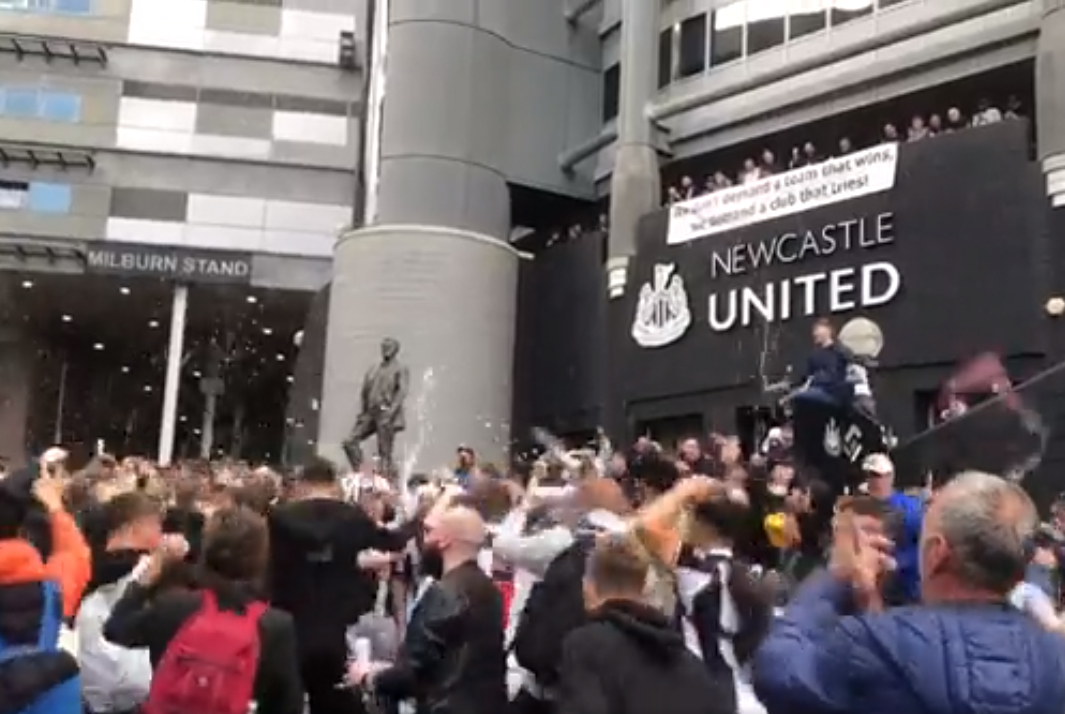 Euforia po zmianie właściciela w Newcastle United. Nowy dysponuje niewyobrażalnym majątkiem [WIDEO]