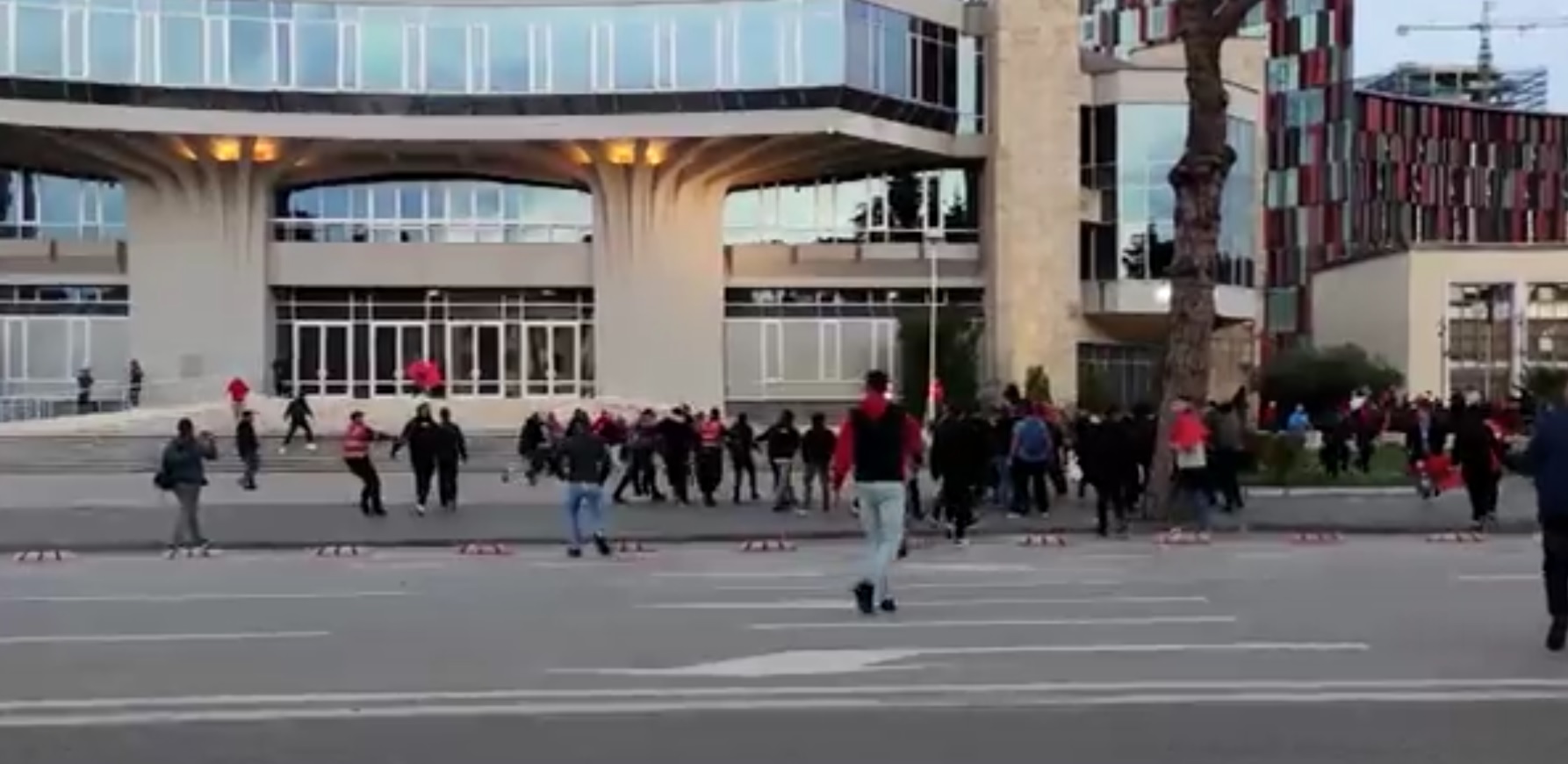 Polscy kibice zaatakowani pod stadionem w Tiranie! "Jest gorąco i niebezpiecznie" [WIDEO]