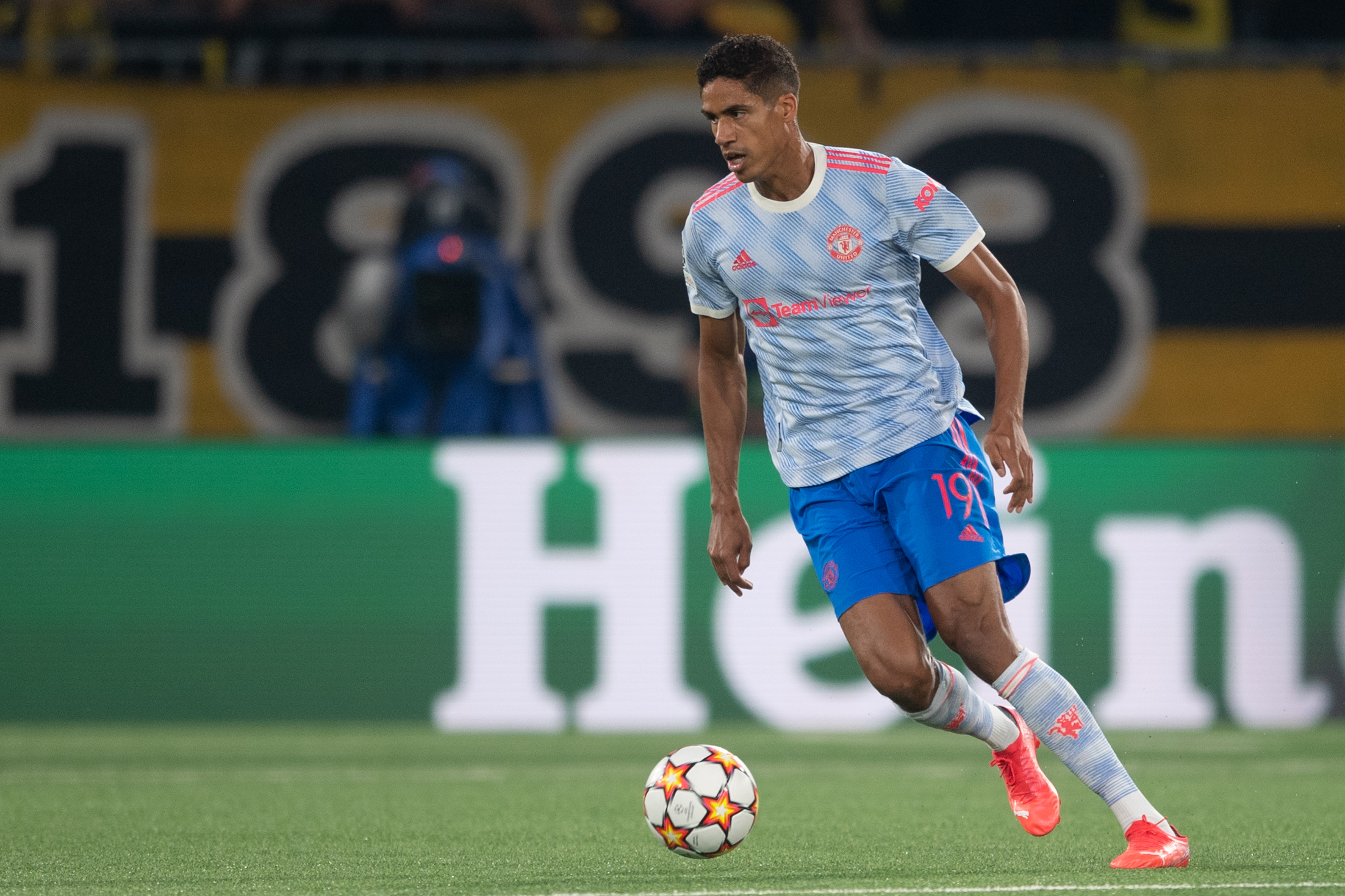 Dłuższa przerwa Raphaela Varane'a. Manchester United wydał oficjalny komunikat