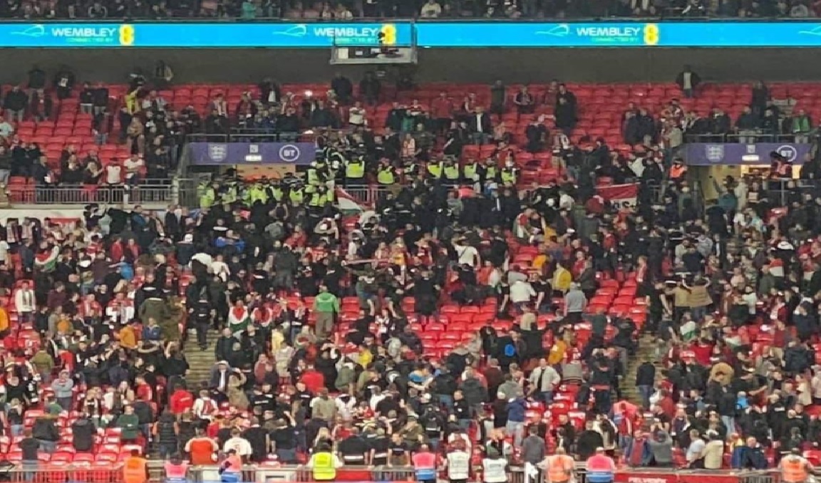 Skandal na Wembley! Węgierscy kibice w trakcie meczu wdali się w bójkę z policją i ochroną [WIDEO]