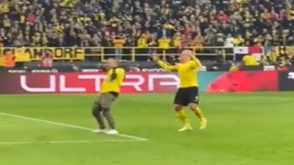 Niecodzienne sceny po meczu Borussii Dortmund. Haaland świętował z kibicem, który wbiegł na boisko [WIDEO]