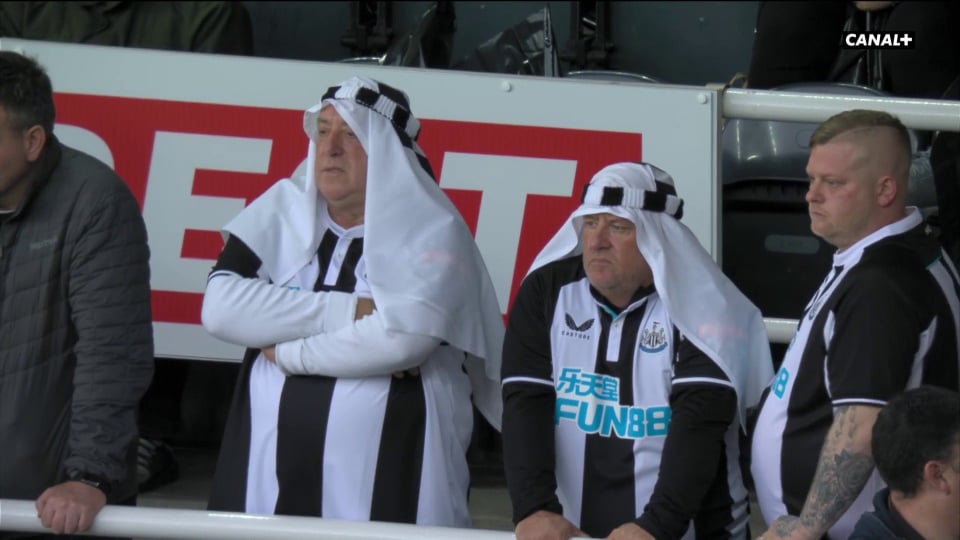 Niecodzienne obrazki na meczu Premier League. Kibice Newcastle przebrani za szejków