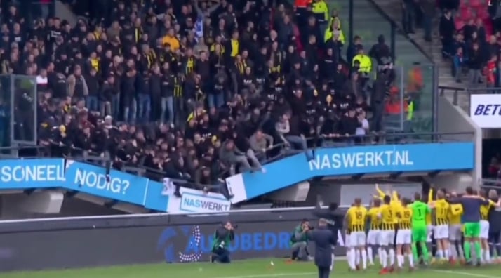 Chwile grozy w Eredivisie! Trybuna zawaliła się pod naporem kibiców [WIDEO]