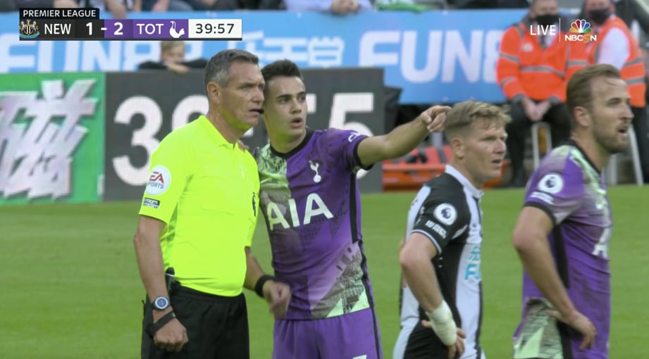 Przykre sceny w meczu Premier League. Reanimacja kibica, spotkanie zostało przerwane [WIDEO]