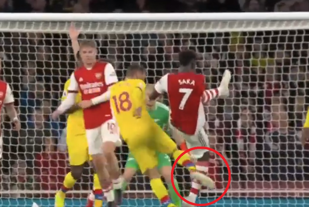 Brutalny faul na piłkarzu Arsenalu. Reakcja sędziego zdumiewa. "VAR można zezłomować" [WIDEO]