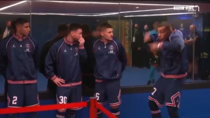 Kylian Mbappe przestraszył się sędziego. Niecodzienne obrazki przed meczem PSG [WIDEO]