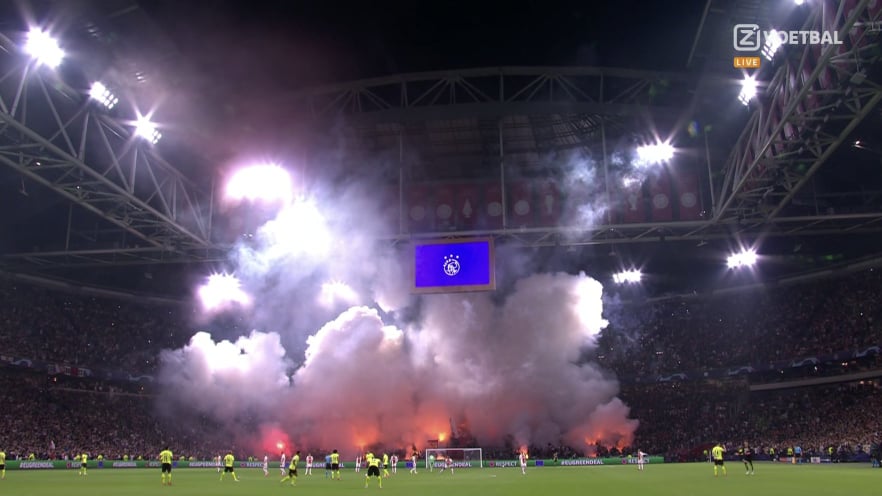 Szaleństwo na stadionie Ajaksu przed meczem z Borussią Dortmund. Trybuny zapłonęły [WIDEO]