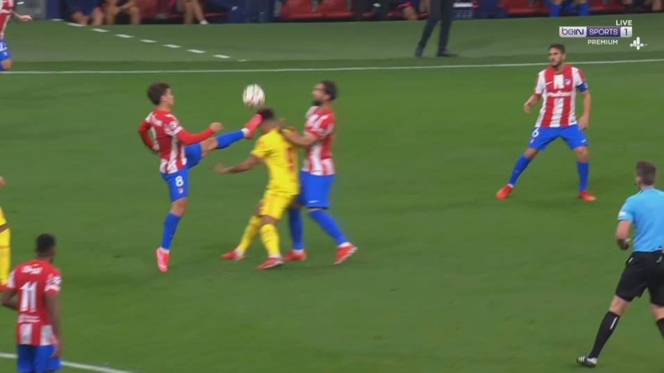 Bardzo niebezpieczny faul Antoine'a Griezmanna! Francuz znokautował rywala i wyleciał z boiska [WIDEO]