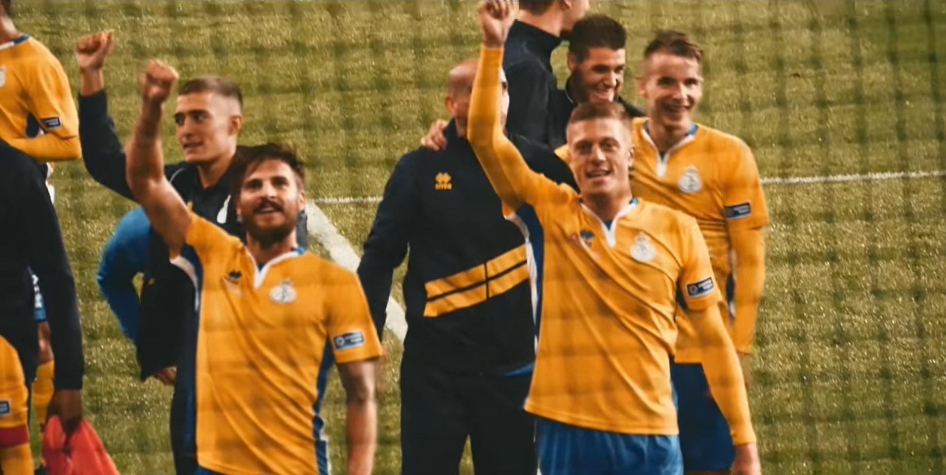 Po 48 latach wrócili do elity, teraz jako beniaminek są liderem. Co łączy ich z rewelacją Premier League? 