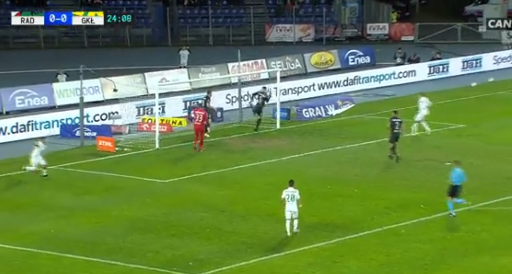 Kuriozalny gol w meczu Ekstraklasy. Kabaret w obronie Górnika Łęczna [WIDEO]