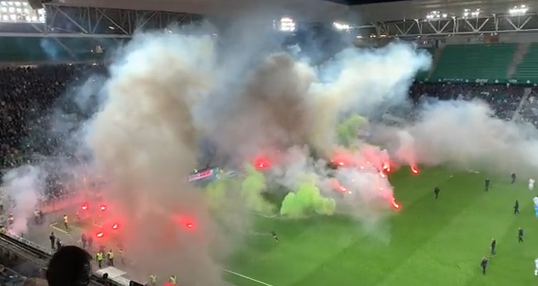 Skandal w Ligue 1, mecz przełożony o godzinę. Kibice rzucali race na boisko [WIDEO]