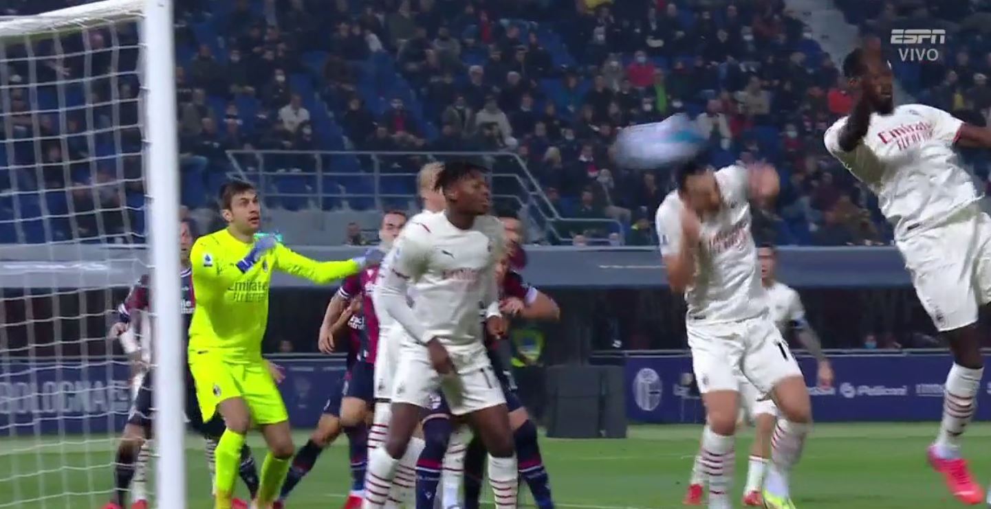 Niespodziewane męczarnie Milanu i samobój "Ibry". Bologna grała w dziewiątkę, omal nie urwała punktów [WIDEO]