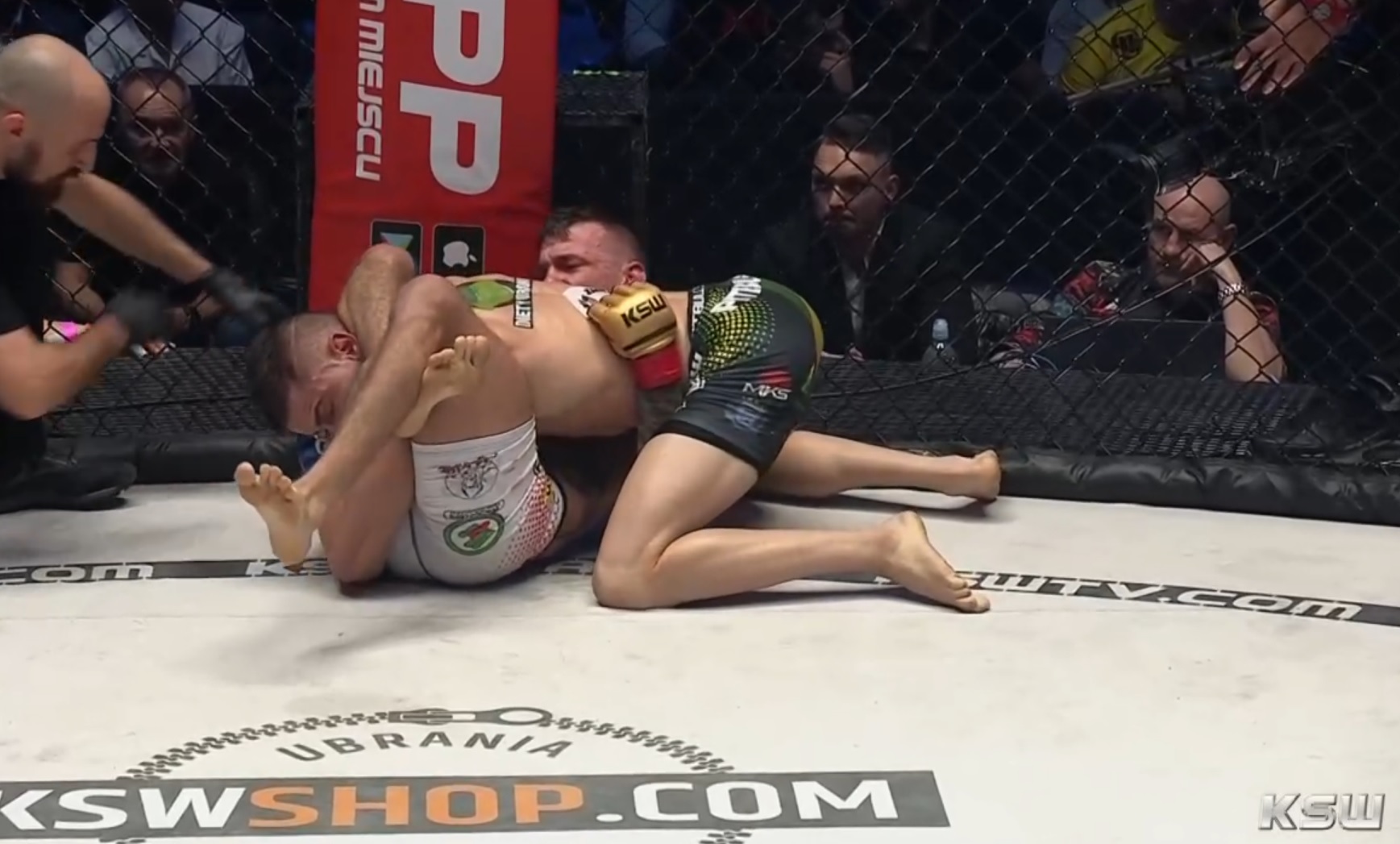 Sebastian Przybysz obronił pas KSW! Polak zaskoczył rywala duszeniem [WIDEO]