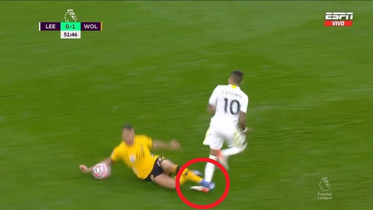 Koszmarny faul w Premier League. Zastanawiająca reakcja sędziego [WIDEO]