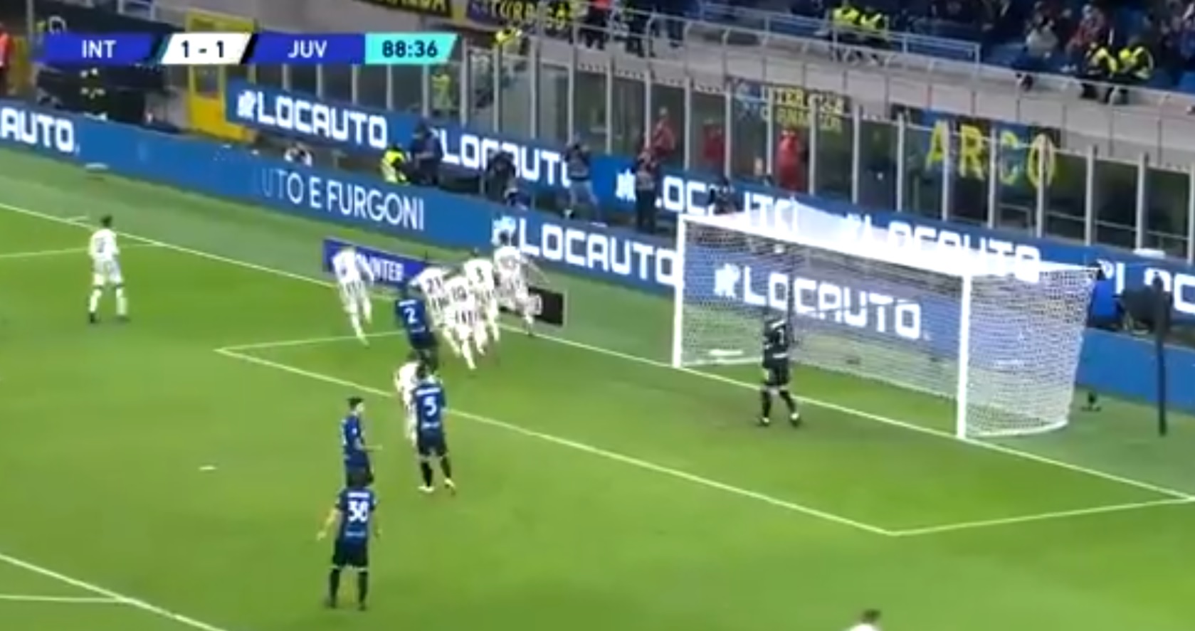 Inter wyciągnął pomocną dłoń do Juventusu. "Stara Dama" długo była bezradna, ale uratowała remis [WIDEO]