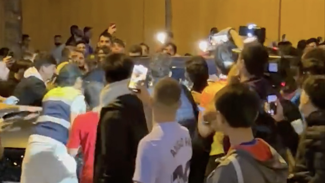 Kibice FC Barcelony wyładowali swoją frustrację na Ronaldzie Koemanie. Incydent po El Clasico [WIDEO]