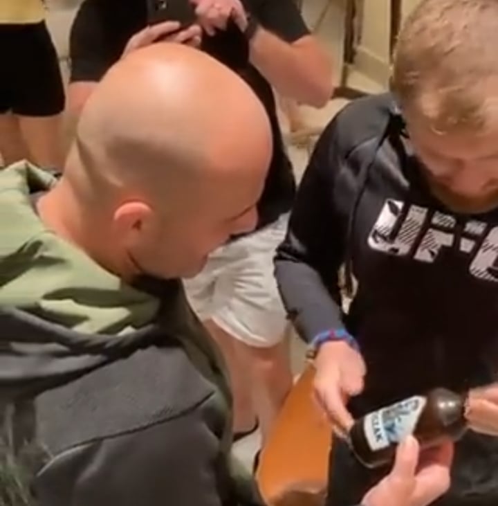 Niecodzienne sceny przed walką Jana Błachowicza. Polak wręczył rywalowi prezent [WIDEO]