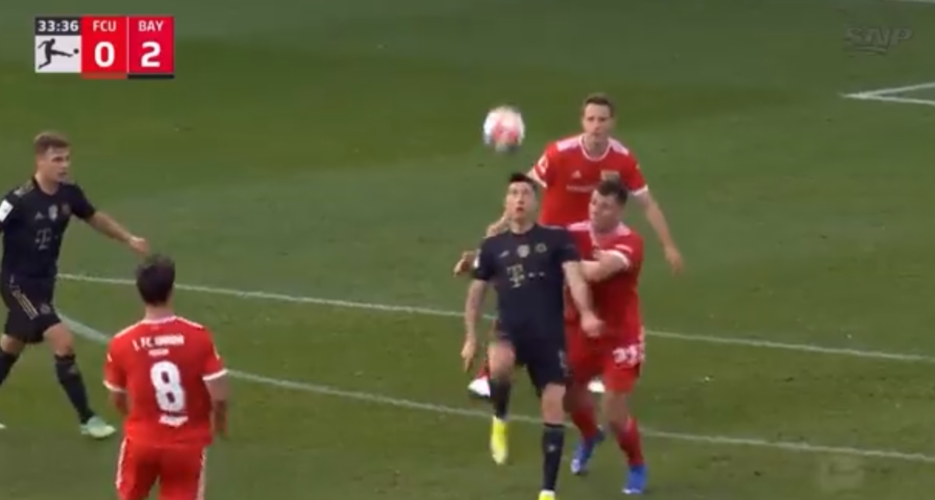 Robert Lewandowski o włos od cudownej asysty. Znakomite zachowanie Polaka i pomyłka Sane [WIDEO]