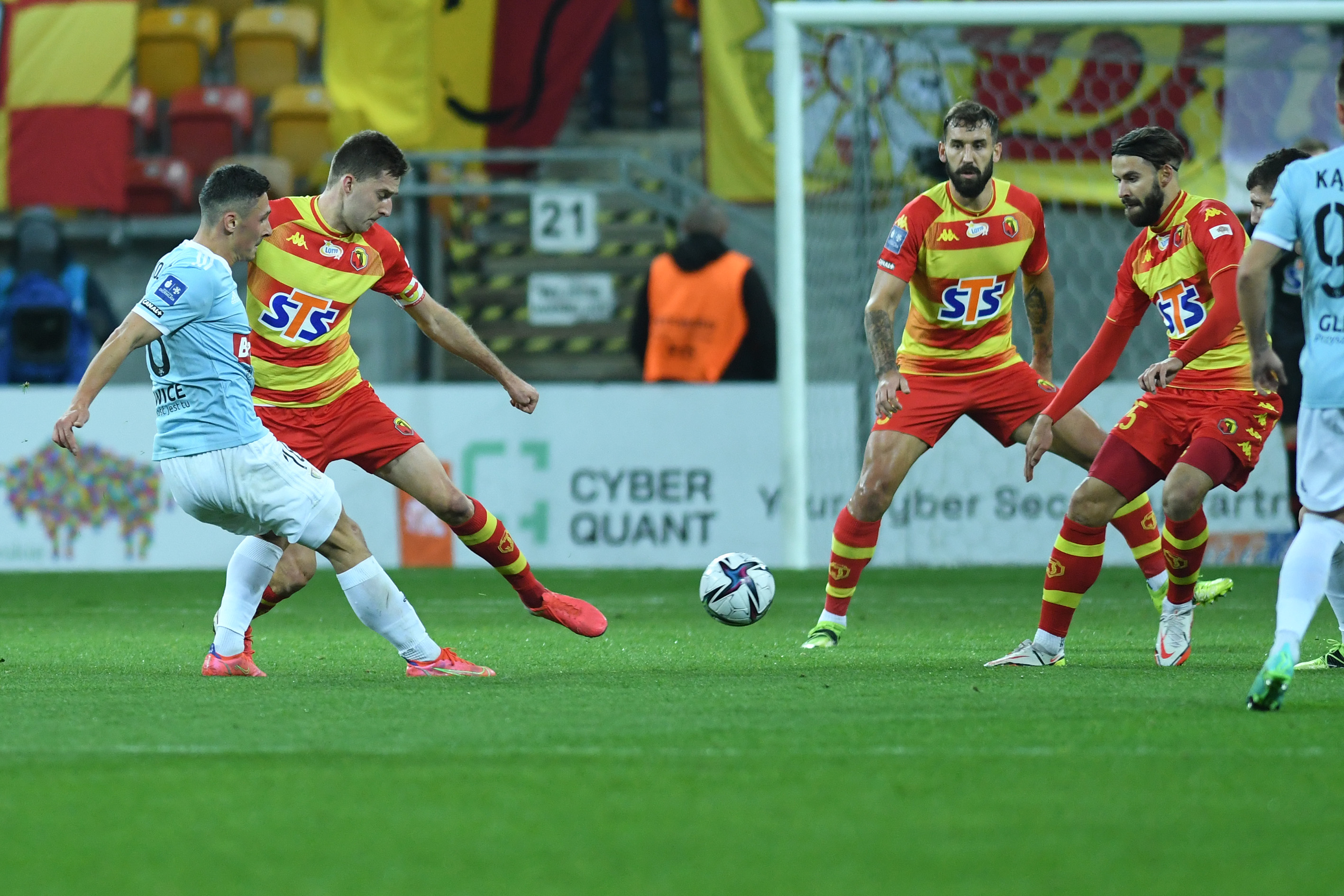 Jagiellonia w dziesiątkę wyrwała remis Piastowi! Sześć goli i wielkie emocje w Białymstoku [WIDEO]