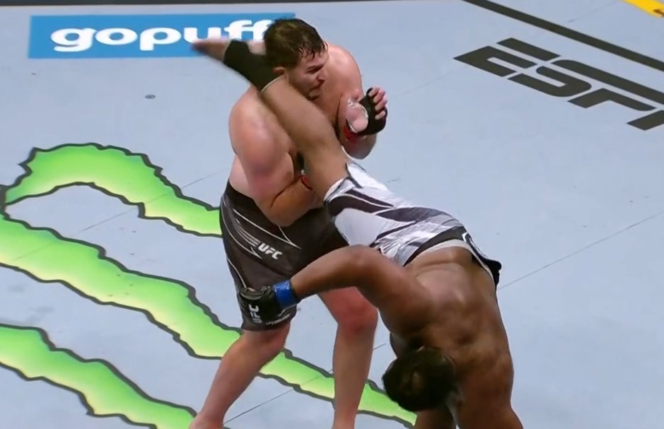 Show na UFC 268! Najpierw szalony taniec, później niesamowity nokaut [WIDEO]