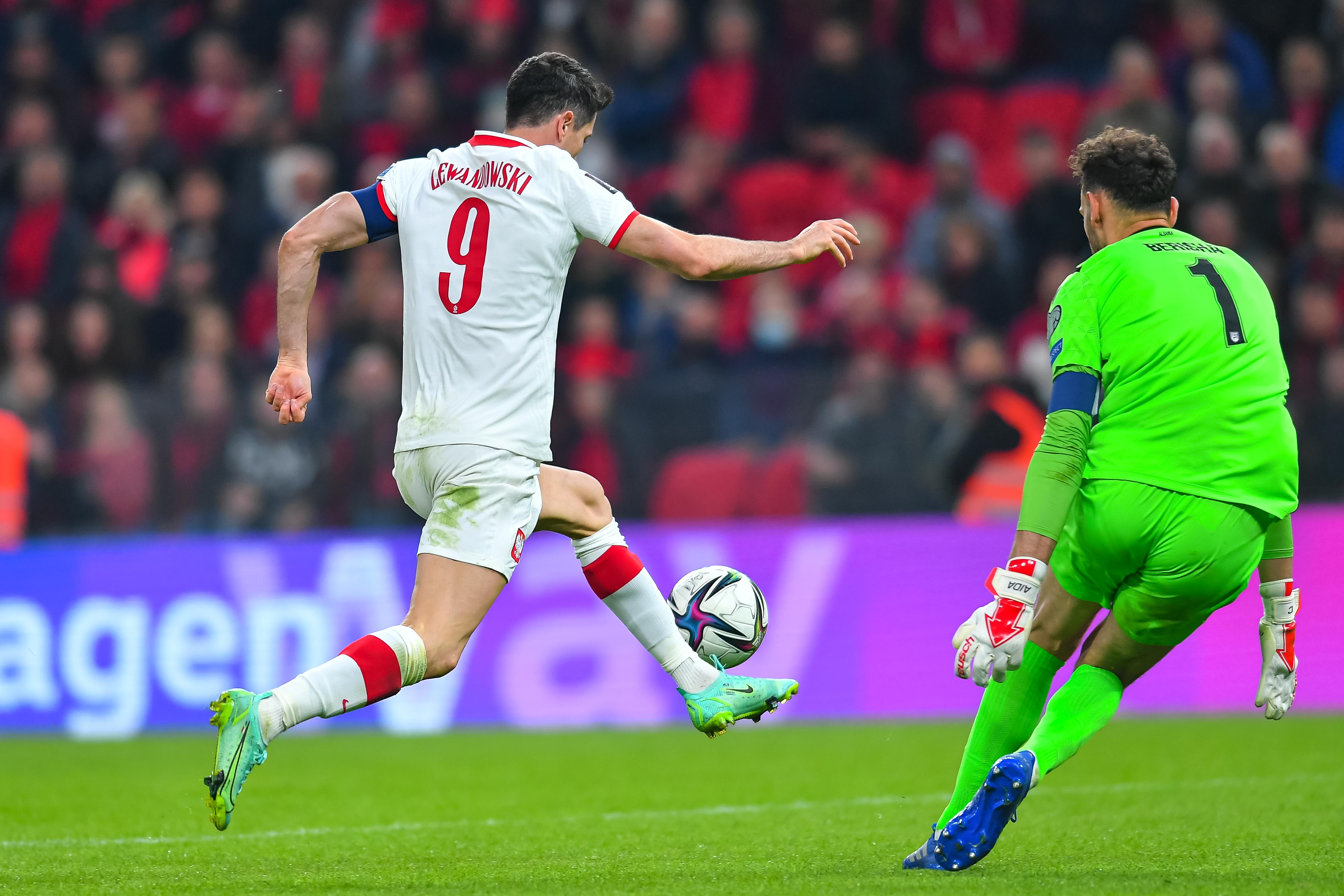 Robert Lewandowski porównał grę w Bayernie i reprezentacji Polski. " Nie można traktować tego tak samo"