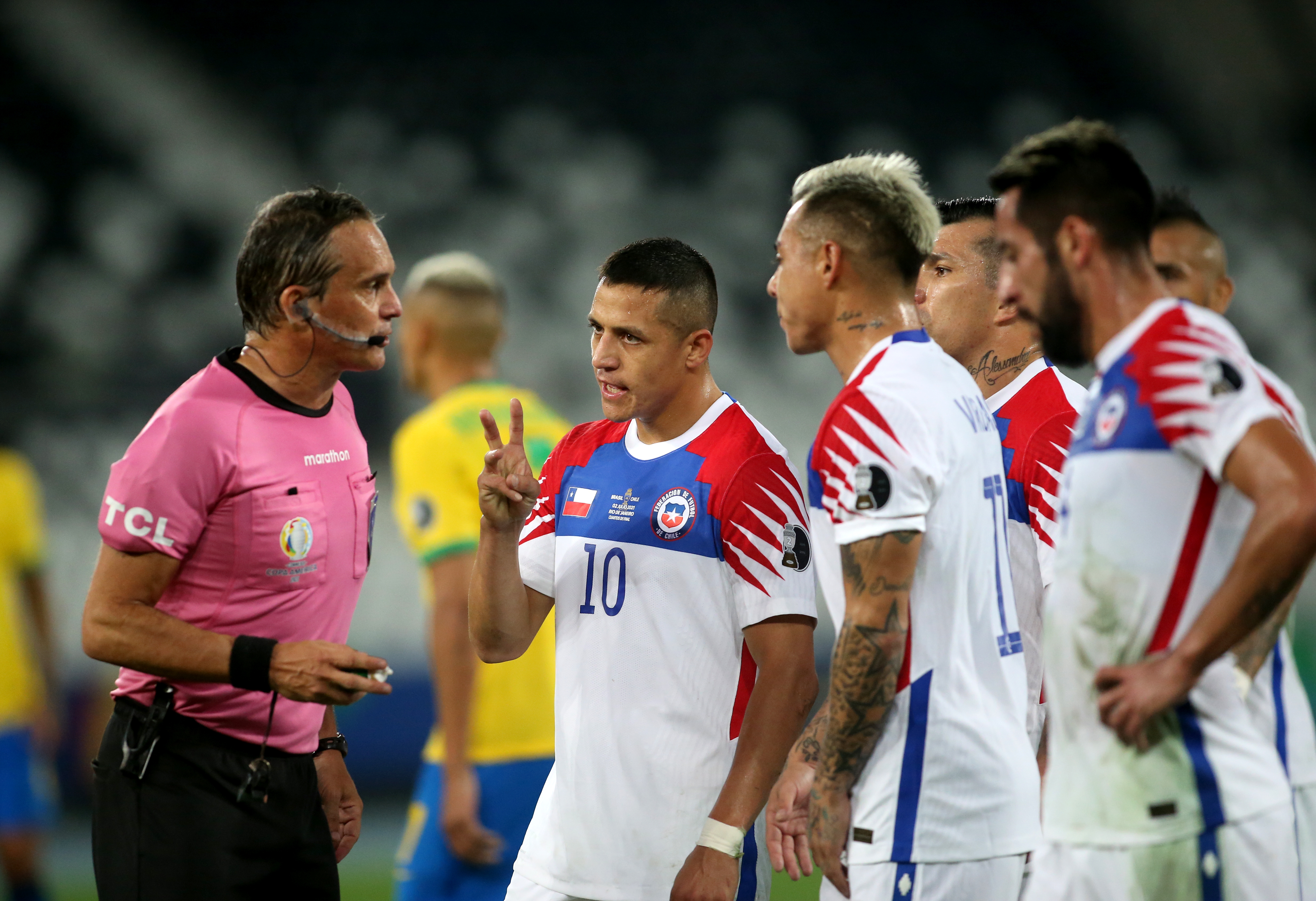 Niedawno wysyłali Messiego na emeryturę, dziś drżą o awans na mundial. "Vidal myśli tylko o imprezach"