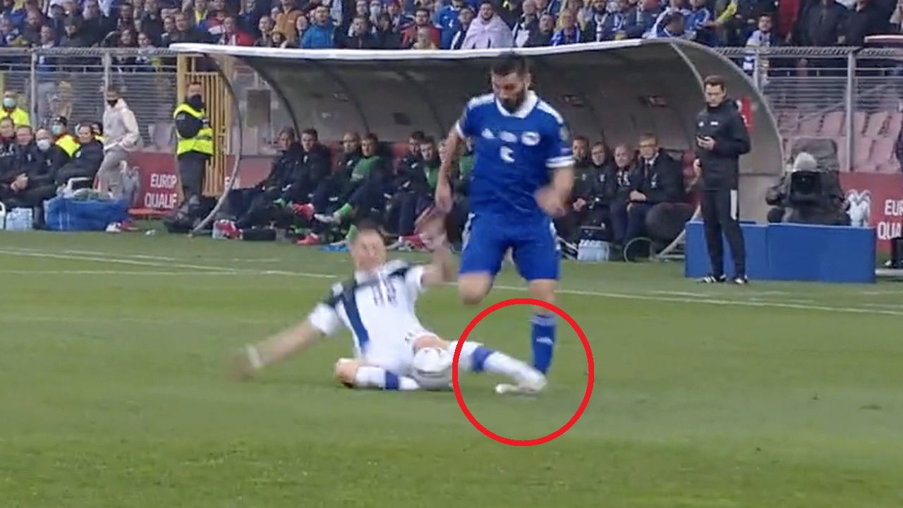 Sead Kolasinac ofiarą strasznego faulu. Reprezentant Bośni i Hercegowiny musiał zejść z boiska [WIDEO]