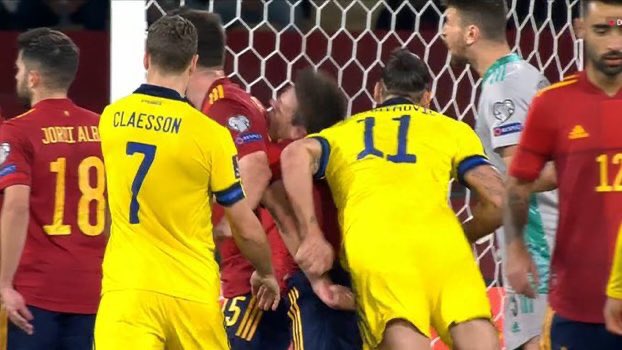Chamskie zachowanie Zlatana Ibrahimovicia. Szwedzkiemu napastnikowi puściły nerwy [WIDEO]