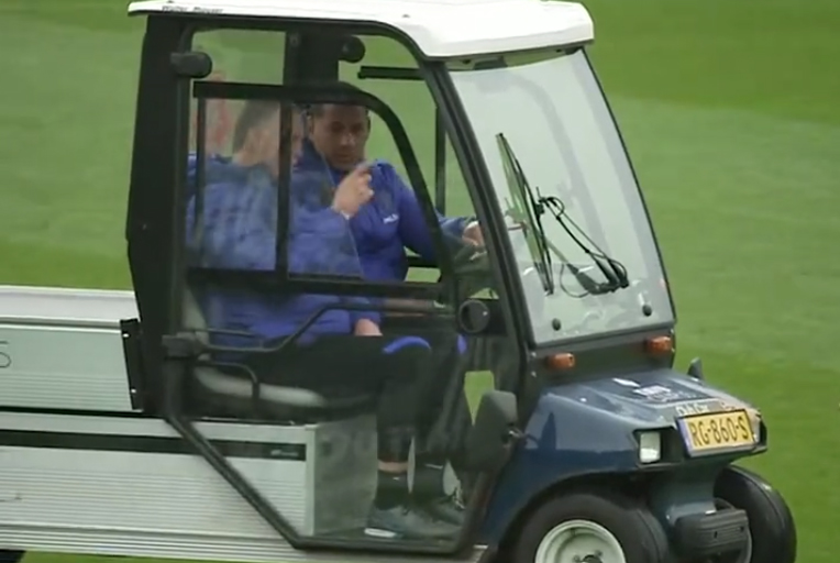 Louis van Gaal doznał poważnej kontuzji. Selekcjoner Holandii był wożony po boisku treningowym [WIDEO]