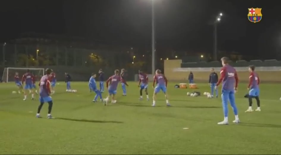 Xavi błyszczy na treningu Barcelony. Szkoleniowiec wziął udział w gierce z piłkarzami [WIDEO]
