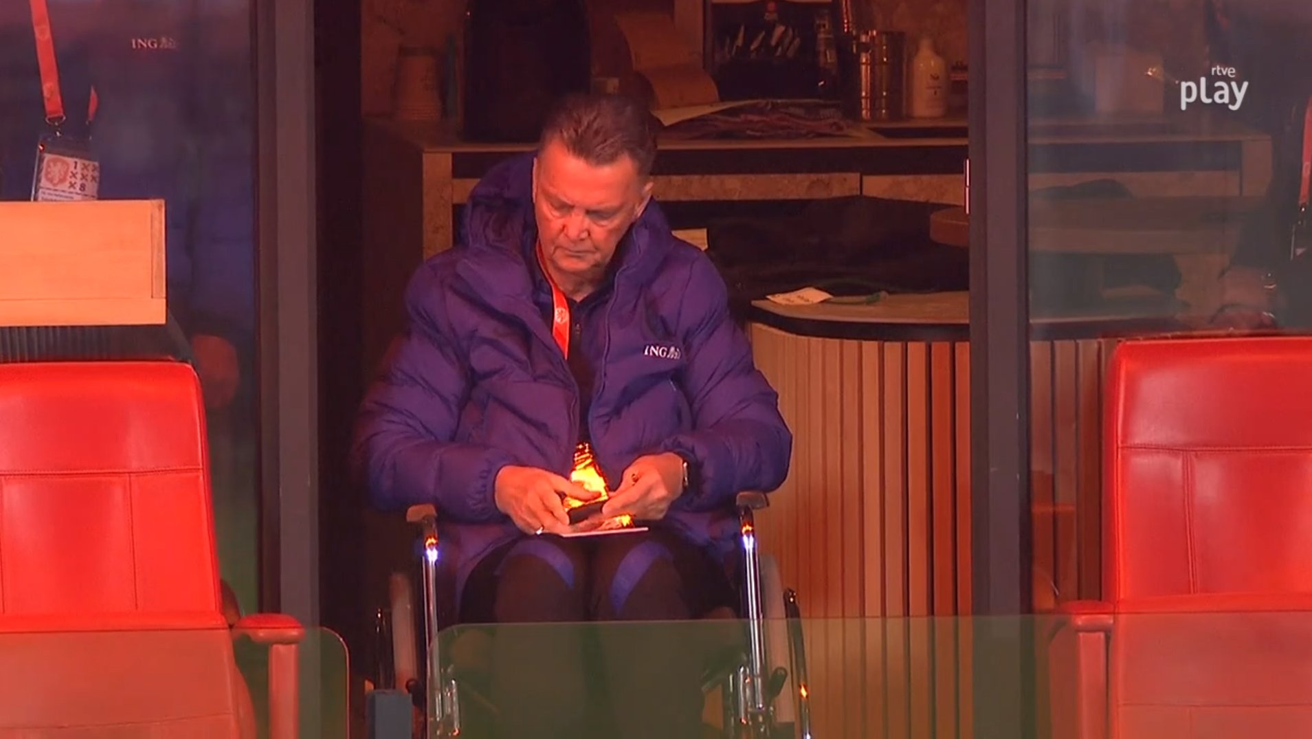 Louis van Gaal na wózku inwalidzkim podczas kluczowego meczu Holandii. Prowadził drużynę z trybun