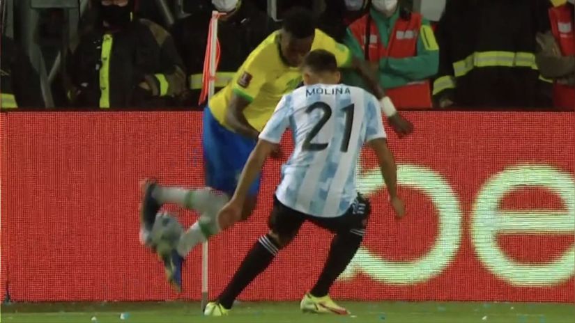 Efektowna sztuczka Viniciusa Juniora w meczu z Argentyną. Brazylijczyk zabawił się z rywalem [WIDEO]