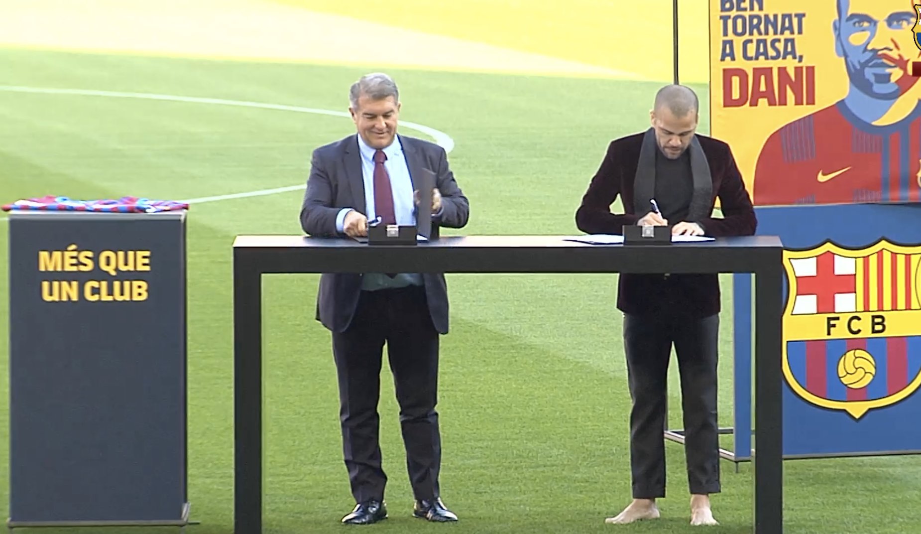 Dani Alves zaprezentowany w barwach FC Barcelony. "Nie mogłem wrócić tu inaczej niż boso" [WIDEO]