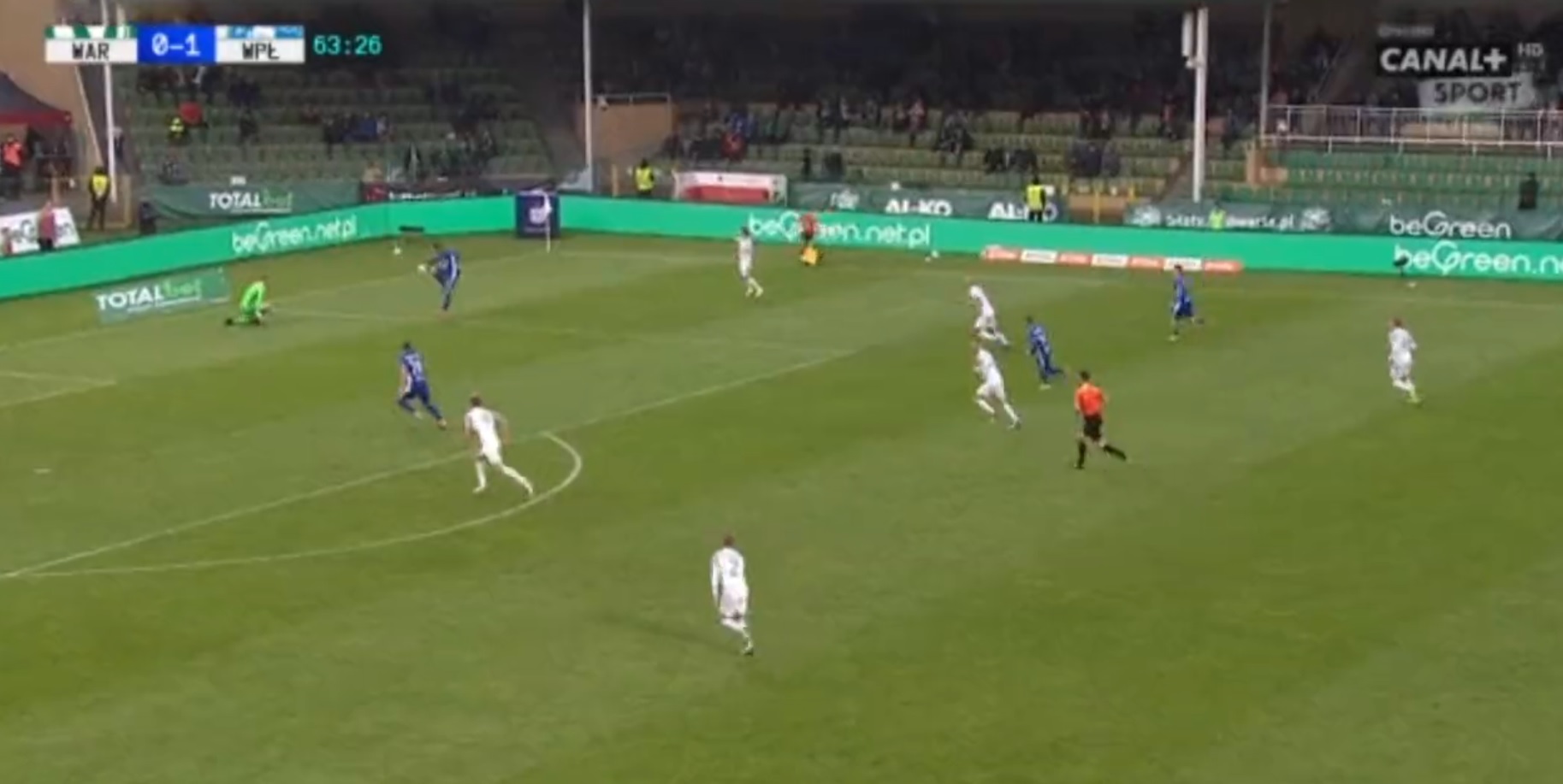 Kuriozalny gol pogrążył Wartę Poznań. Bramkarz podał piłkę rywalom, nieudany debiut nowego trenera [WIDEO]