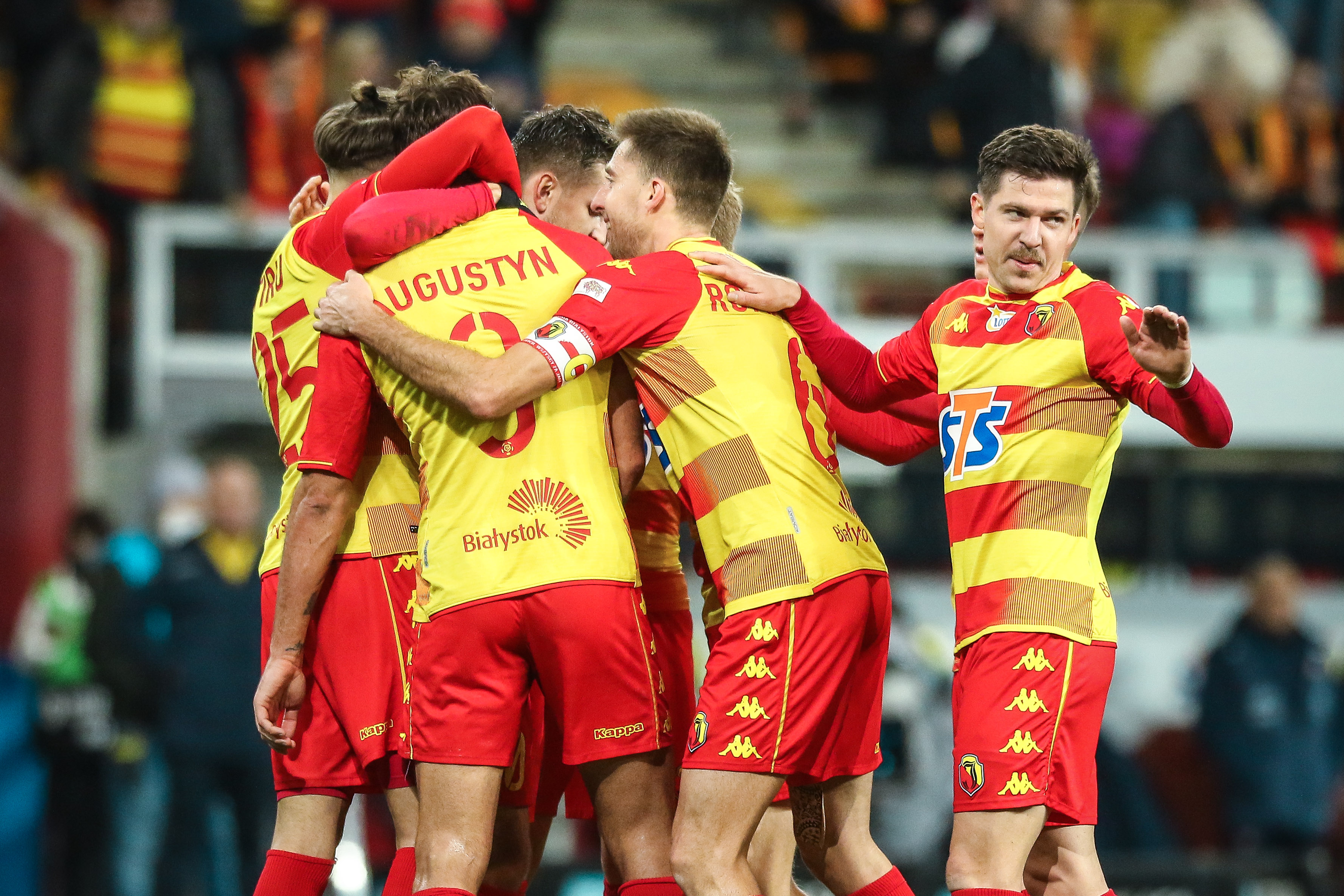 Czerwona kartka na początku spotkania, nerwy Yeboaha. Wisła Kraków z ósmą porażką w sezonie [WIDEO]