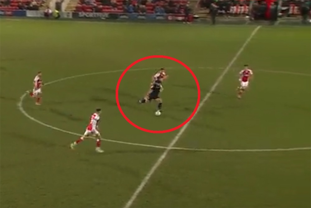 Sceny w Anglii! Doliczony czas, strzał z połowy boiska i... gol na wagę zwycięstwa! [WIDEO]